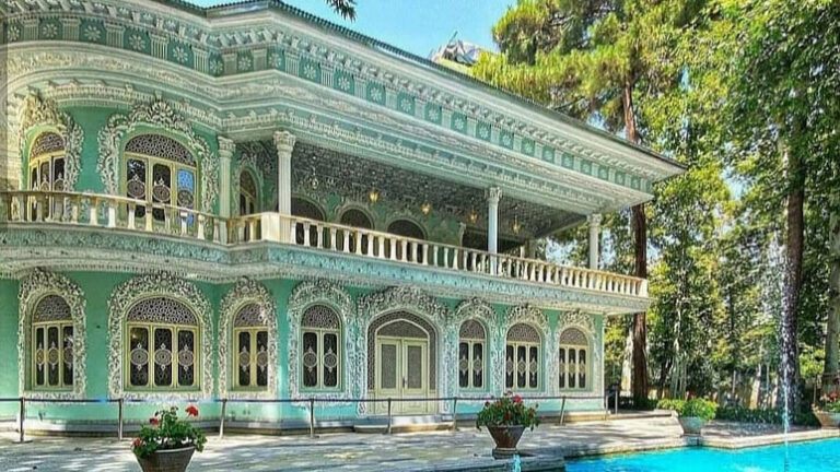 تهران، پایتخت فرهنگی ایران، میزبان برخی از بهترین موزه های تهران است که تاریخ، هنر، علم و تمدن این سرزمین را به نمایش میگذارند. اگر به دنبال کشف جذابیتهای موزهای این شهر هستید، این مقاله شما را با ۲۰ موزه دیدنی و معروف تهران آشنا میکند.