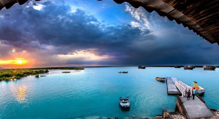 آیا به دنبال سفر به کیش بدون هزینه‌های گزاف هستید؟ ✨ سایت سفرینو اینجاست تا به شما کمک کند اقامتگاه‌ ارزان در کیش باکیفیت‌ترین در این جزیره رویایی را پیدا کنید! کیش، مروارید خلیج فارس، با سواحل نیلگون، تفریحات هیجان‌انگیز و مراکز خرید بی‌نظیر، همیشه یکی از محبوب‌ترین مقاصد گردشگری ایران بوده است. اما بسیاری فکر می‌کنند سفر به کیش حتماً گران است! اشتباه می‌کنید!