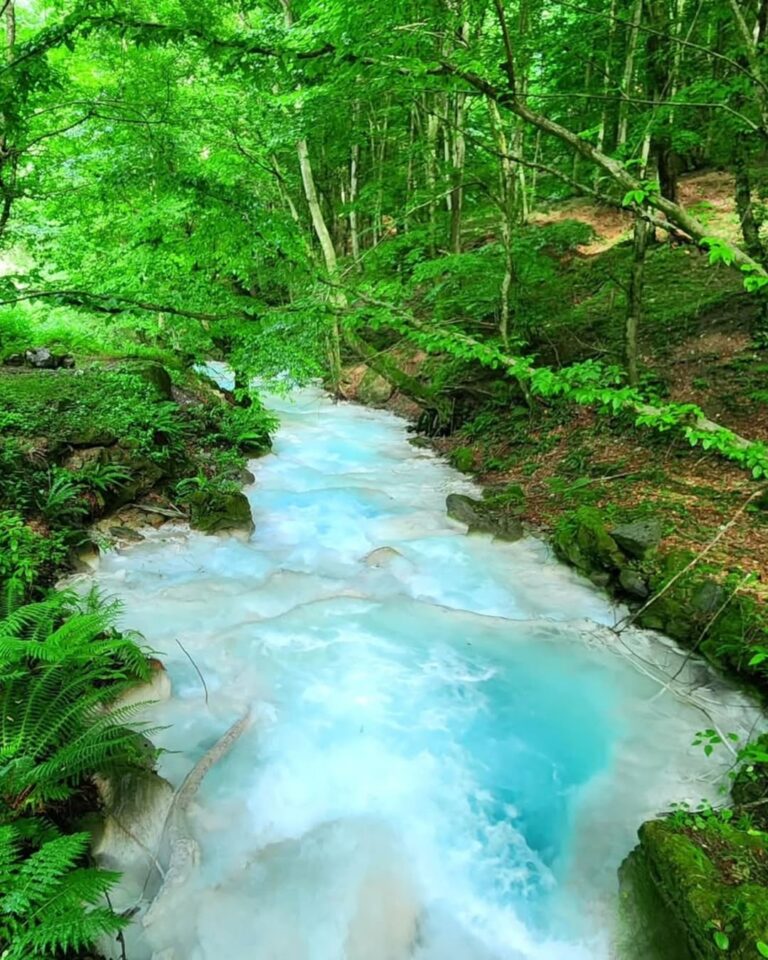 رودخانه فیروزه‌ای مرزن‌آباد روستای برار