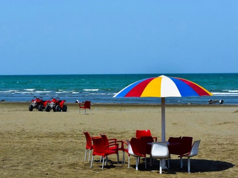 ساحل خلوت تنکابن برای خانواده