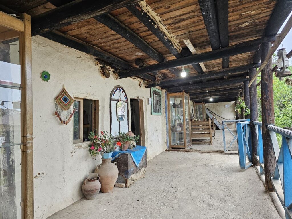 ابزارهای سنتی در موزه شانه‌تراش دوهزار تنکابن