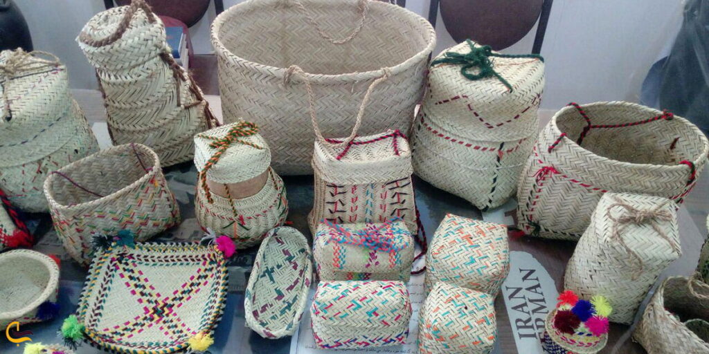 گلدوزی و حصیر بافی؛ شتر سواری در دریای قشم