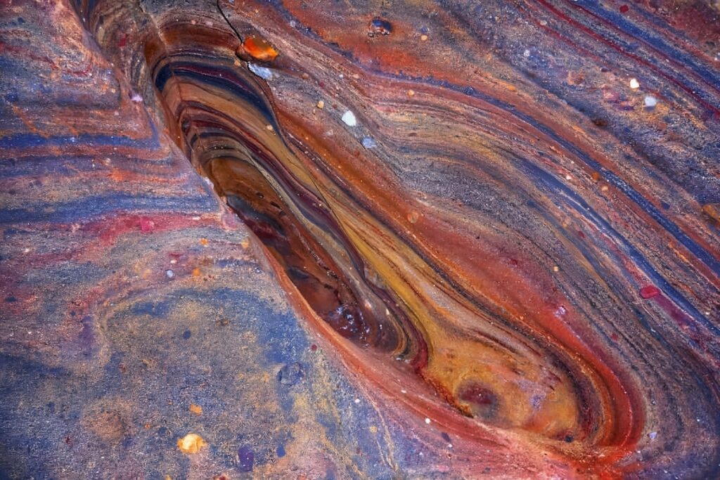 جاذبه های دره رنگین کمان