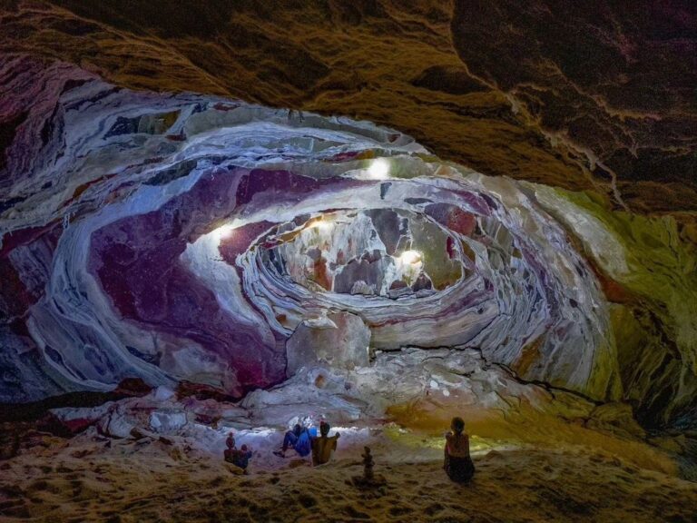 غار نمکی قشم