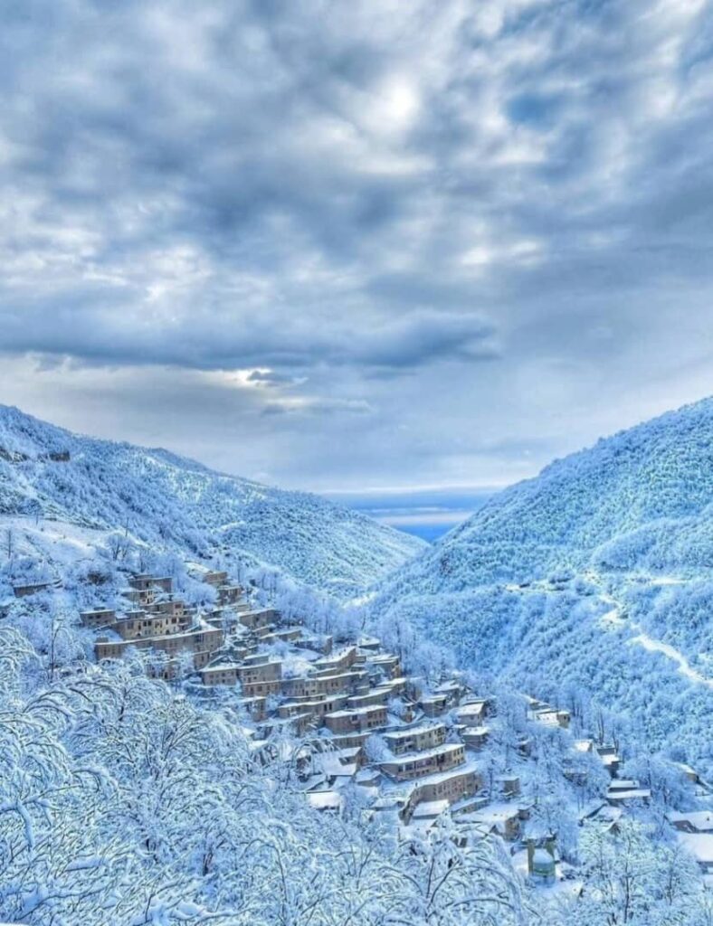 ماسوله برفی-ارزان ترین مقاصد سفر زمستانی ایران