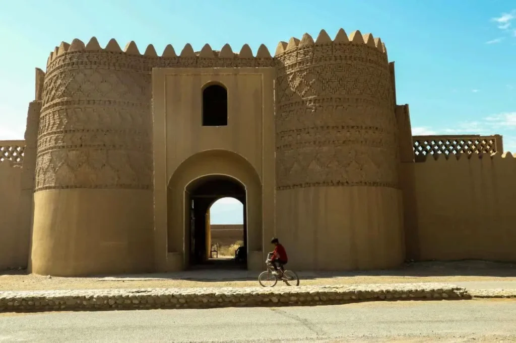 روستای جهانی شفیعآباد کرمان: شاهکار معماری کویری ثبتشده در یونسکو (2025)