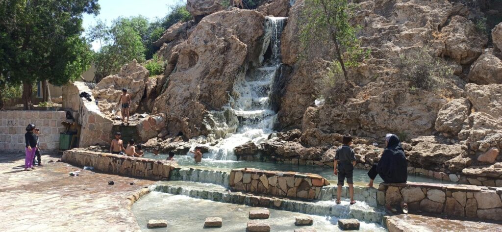 چشمه اب گرم گنو