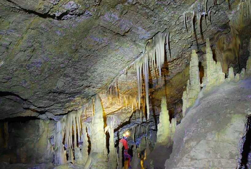 غار آویشو گیلان